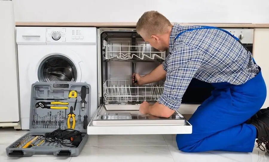 Gölcük Vestfrost servisi teknisyen ekibi beyaz eşya tamiri yaparken
